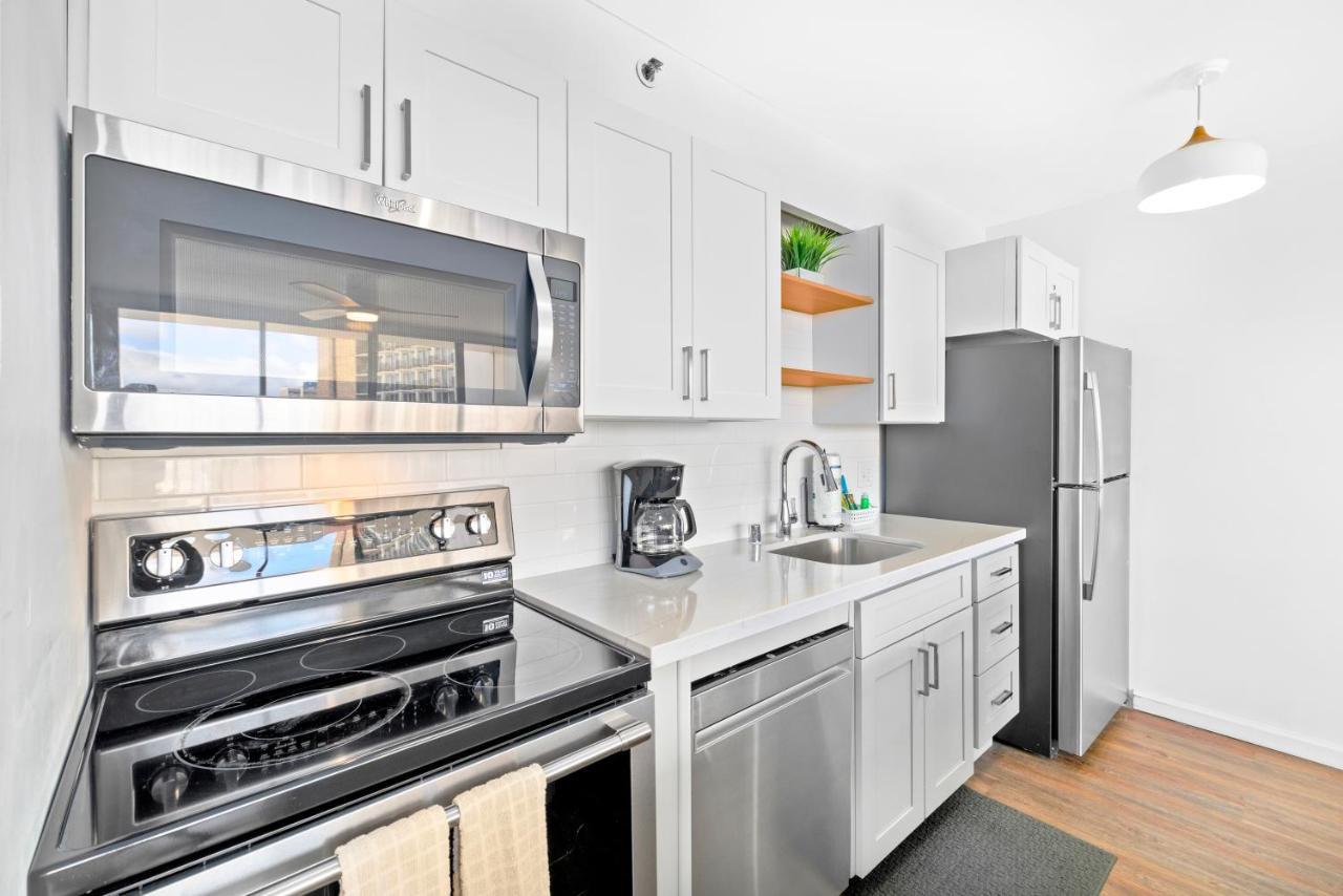 Stylish Waikiki Gem With Ocean View And Free Parking!