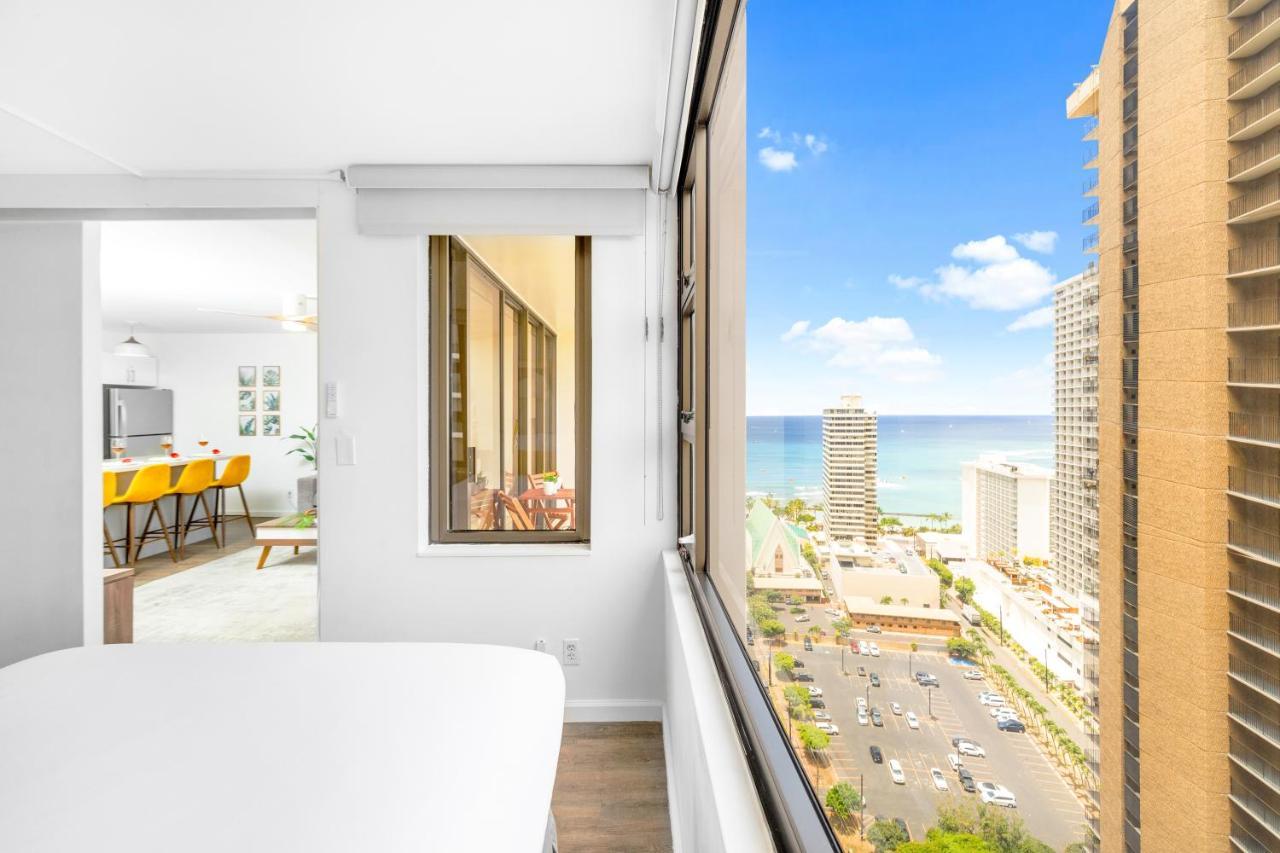 Stylish Waikiki Gem With Ocean View And Free Parking! Apartment
