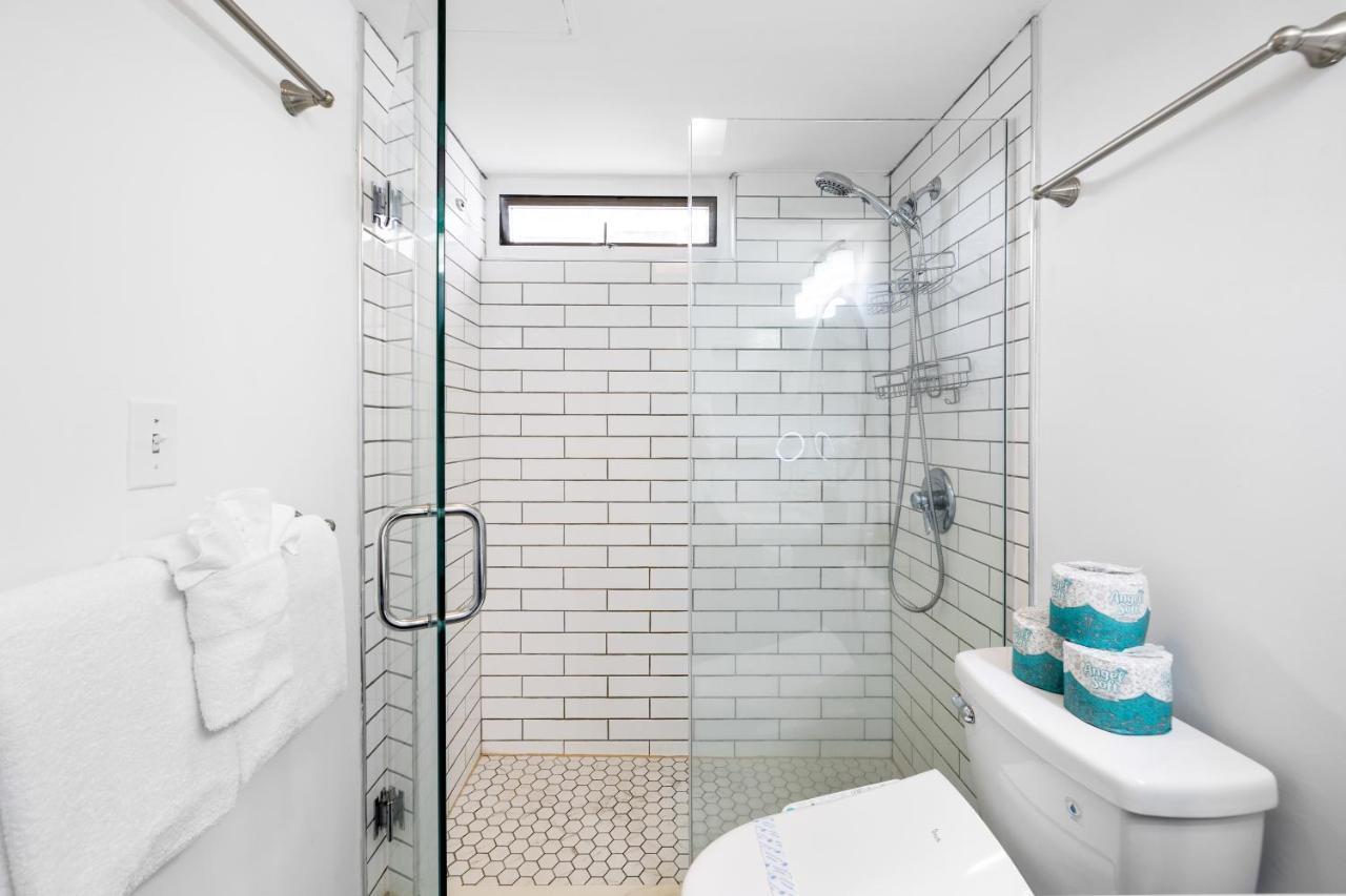 Stylish Waikiki Gem With Ocean View And Free Parking!