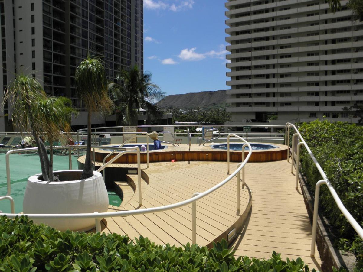 Stylish Waikiki Gem With Ocean View And Free Parking! Apartment
