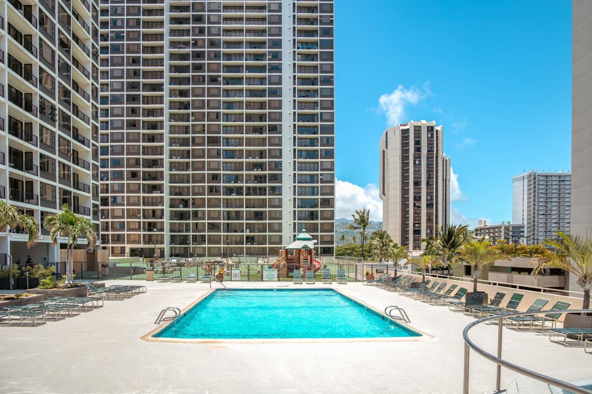 Stylish Waikiki Gem With Ocean View And Free Parking! Honolulu